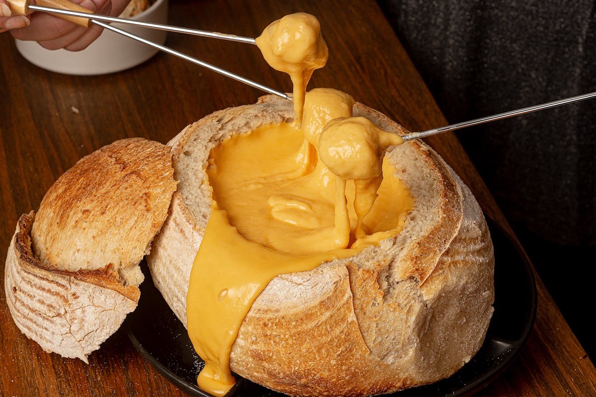 Brood dippen in warme kaasfondue