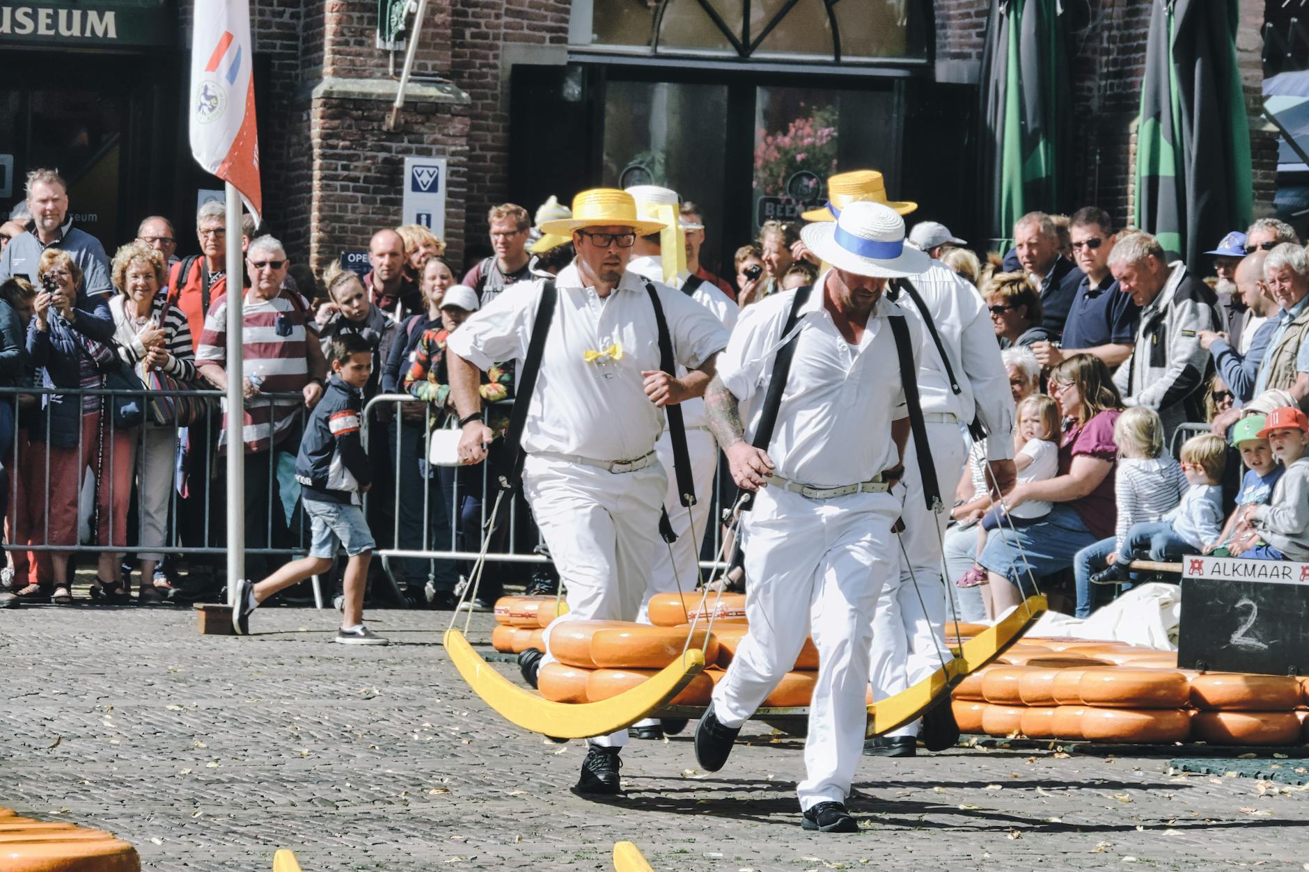 Kaasdragers in traditionele kleding op de kaasmarkt in Alkmaar, Nederland