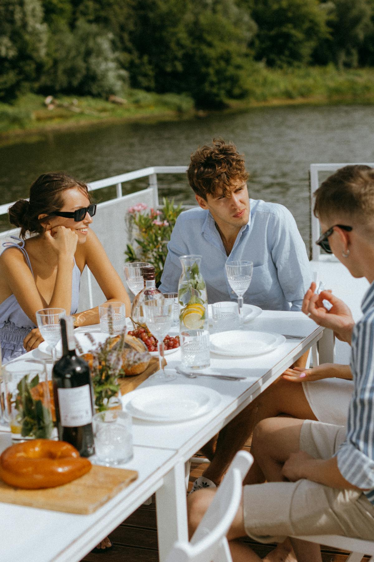 Vrienden genieten buiten van kaas en wijn