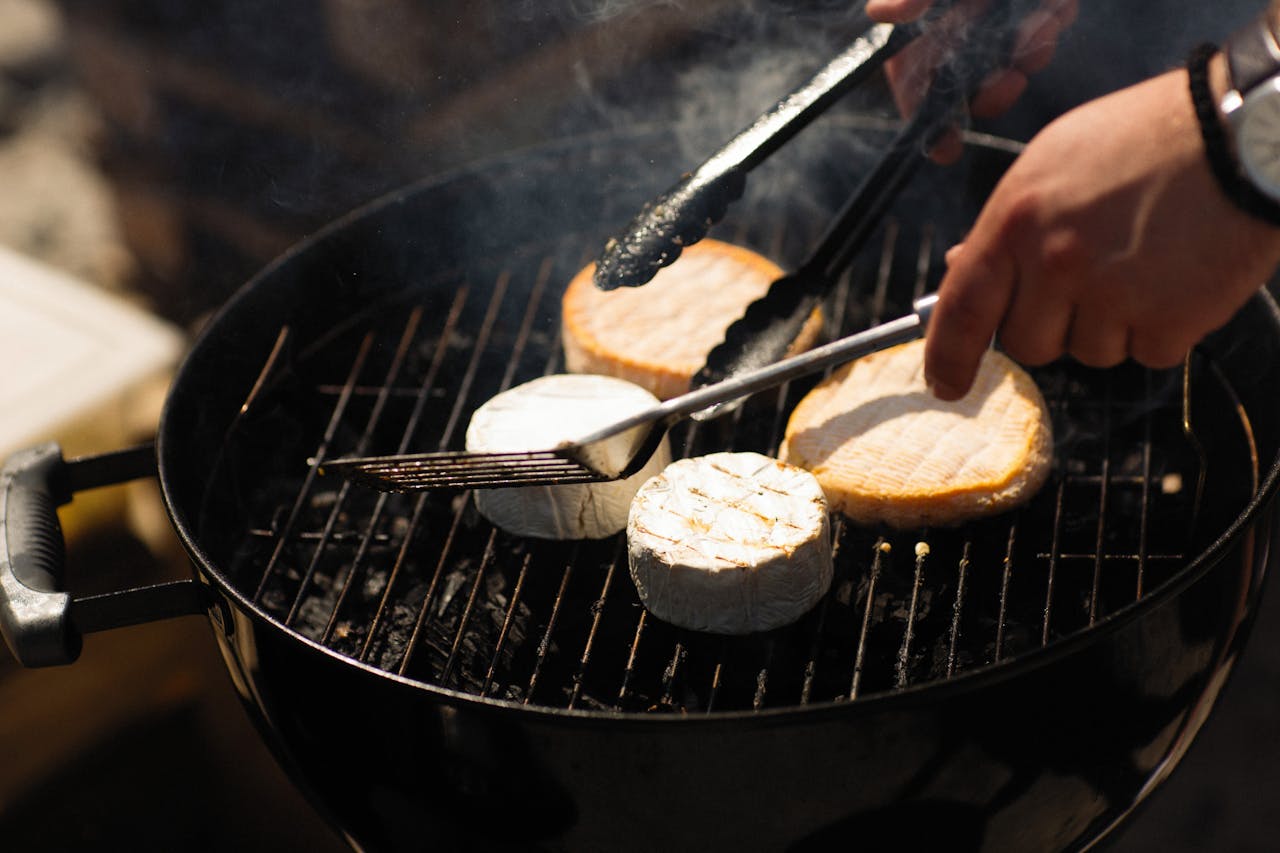 Dikke plakken gegrilde provolone op een bord met gegrilde groenten