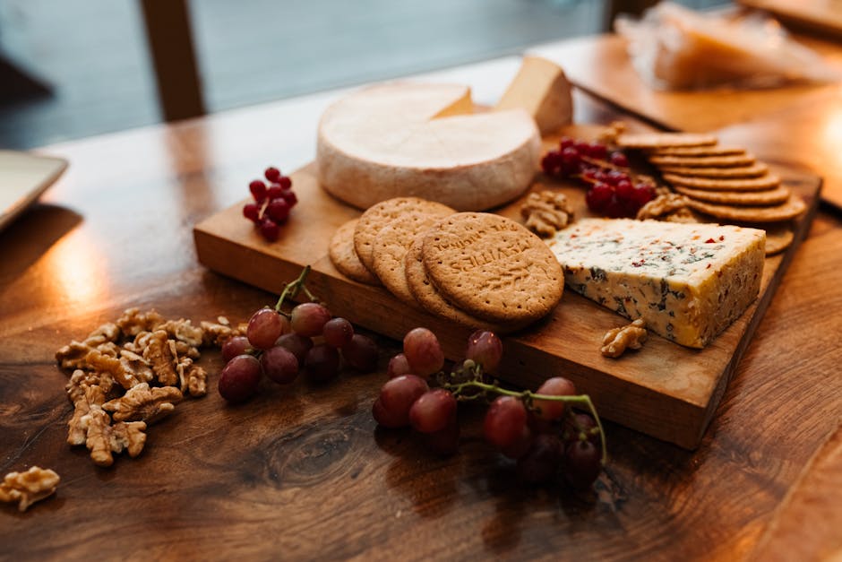 Kaasplank met blauwaderkaas, crackers en druiven