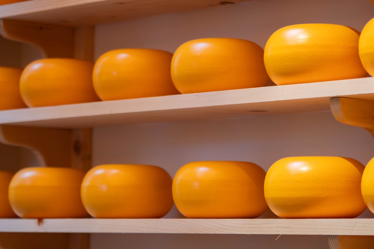 Noord-Hollandse kaas wielen op houten planken — vers besteld bij Cheese in a Box