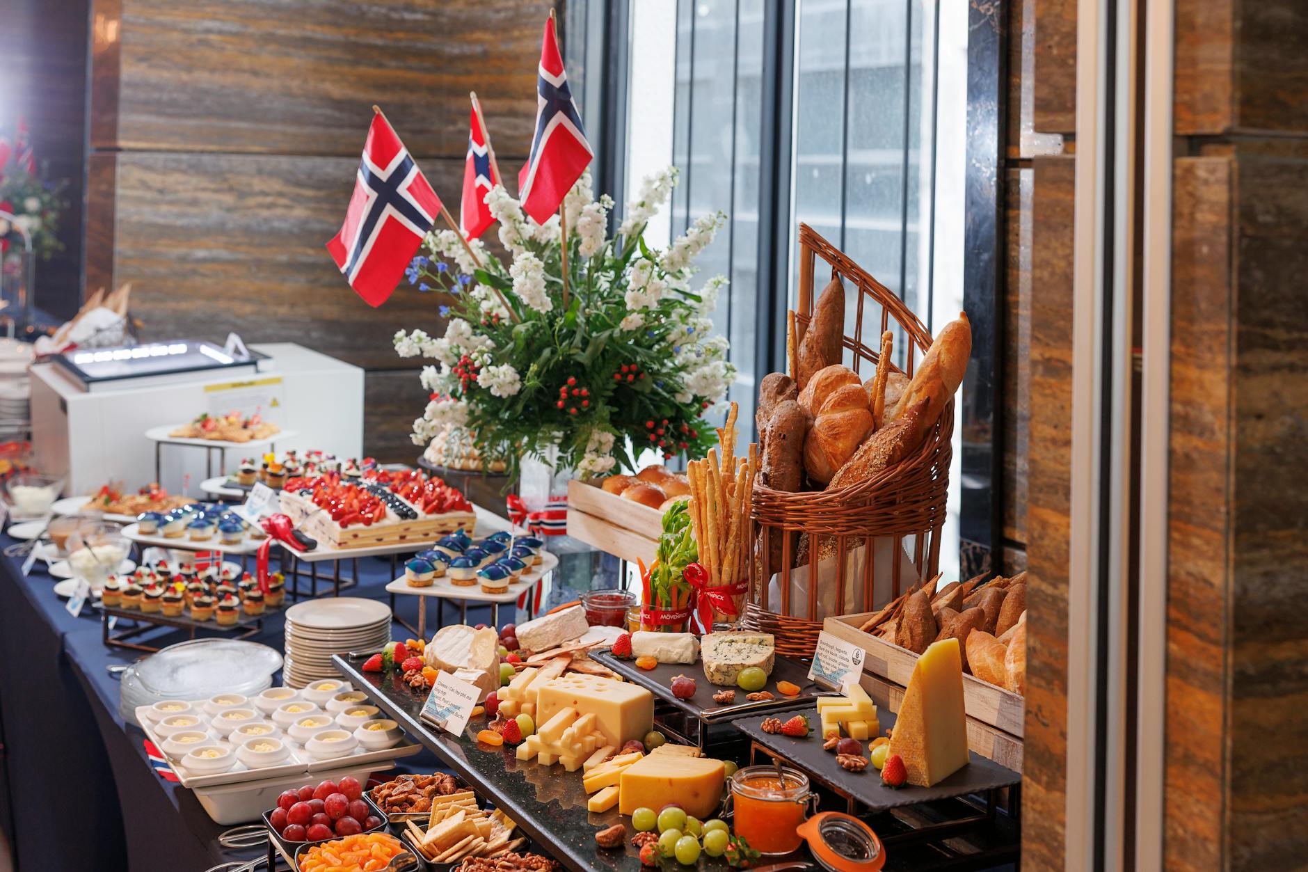 Noors kaasbuffet met bruine kaas en brood