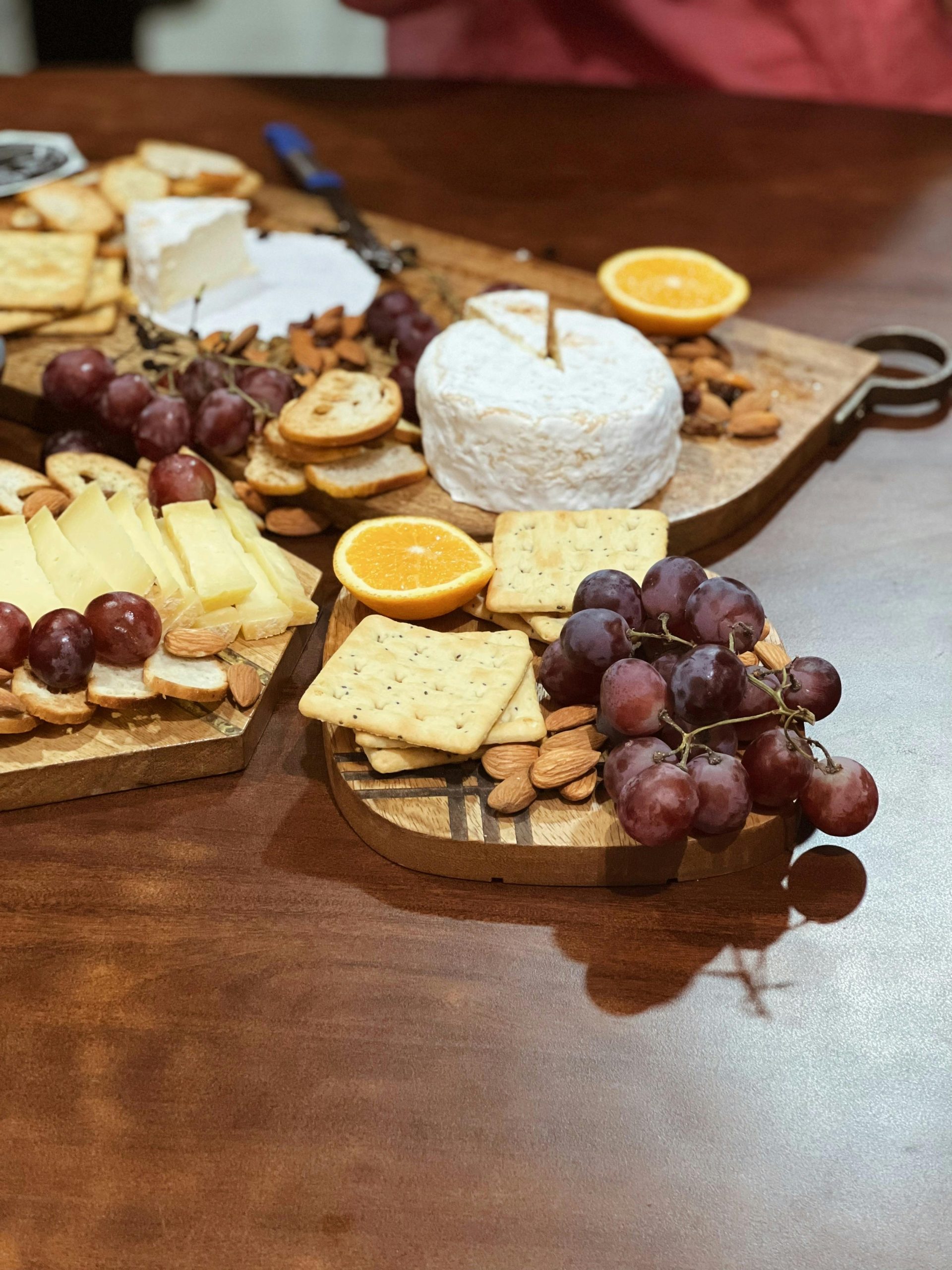 Kaasplankje met diverse kazen, druiven en crackers voor het slapen