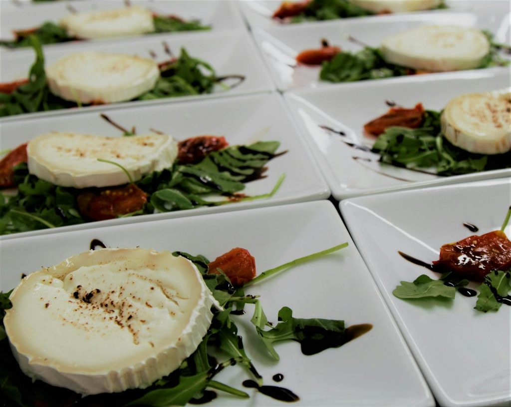 Verse geitenkaas op rucola met balsamico — ambachtelijke chèvre online bestellen