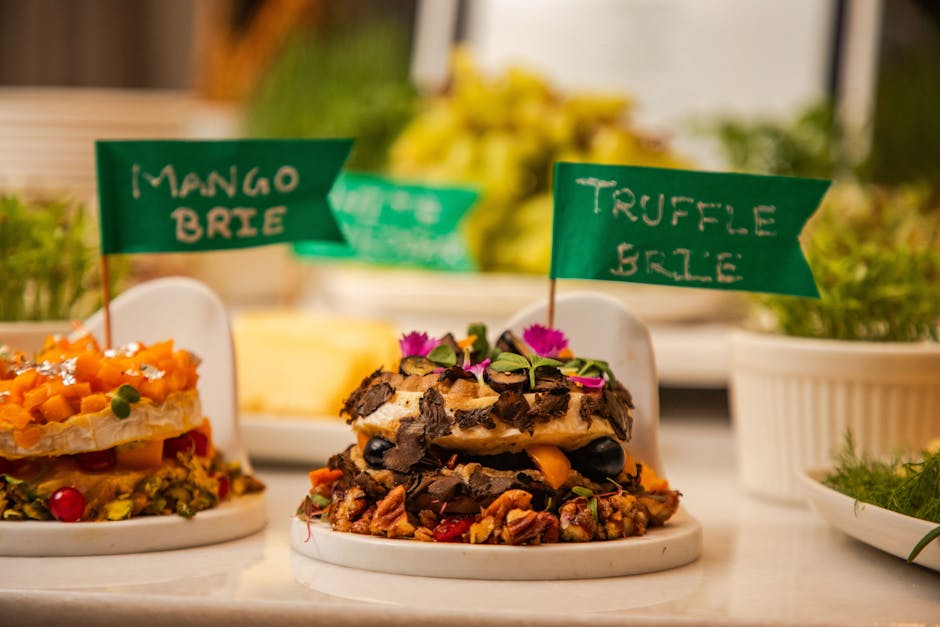 Romige truffelkaas met zichtbare zwarte truffel, opgemaakt op een serveerplank