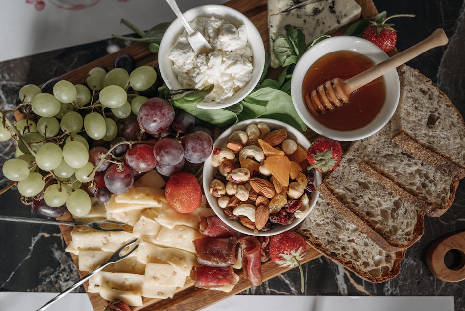 Kaasplank met truffelkaas, druiven, walnoten, honing en knapperig brood