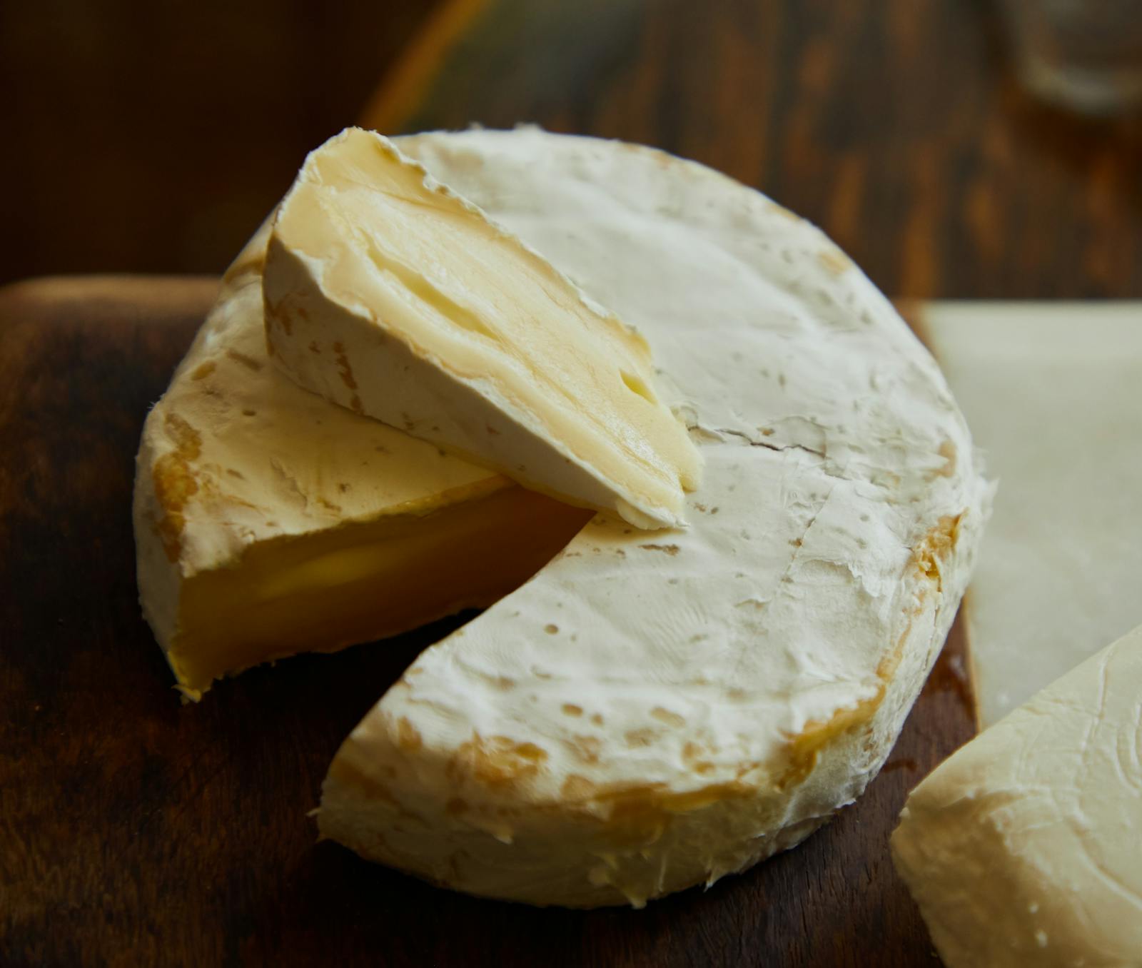 Klassieke Camembert de Normandie met witschimmel-korst en smelterige binnenkant