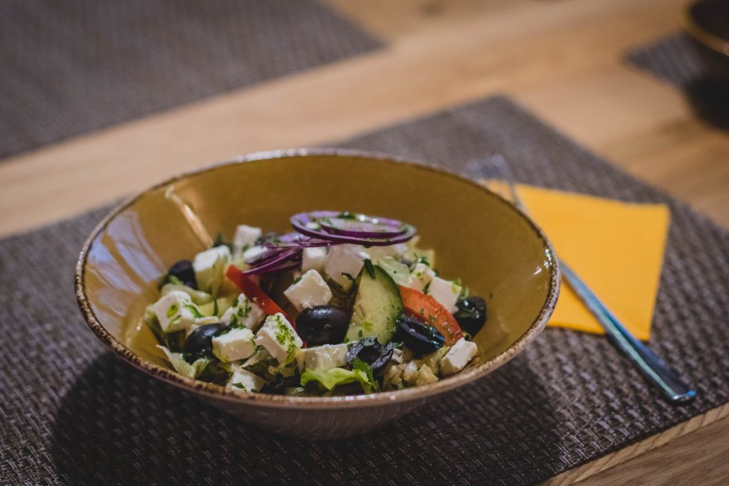 Klassieke Griekse salade met feta, olijven, rode ui en komkommer