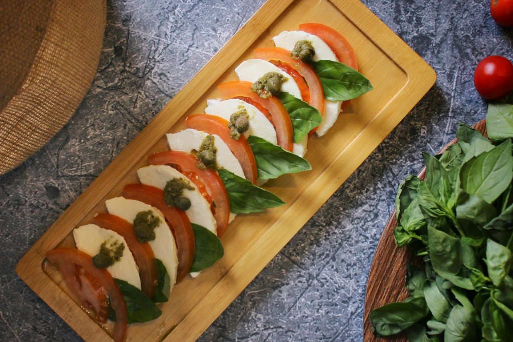 Klassieke Italiaanse Caprese salade met mozzarella, tomaat en basilicum