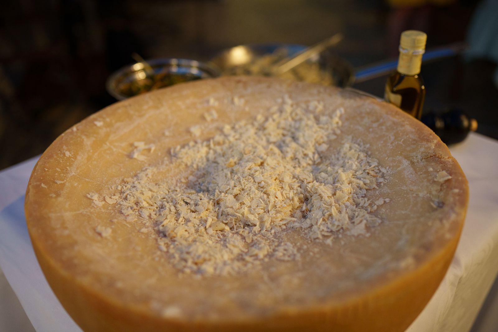 Parmigiano Reggiano kaaswiel met vers geschaafde parmezaanse kaas