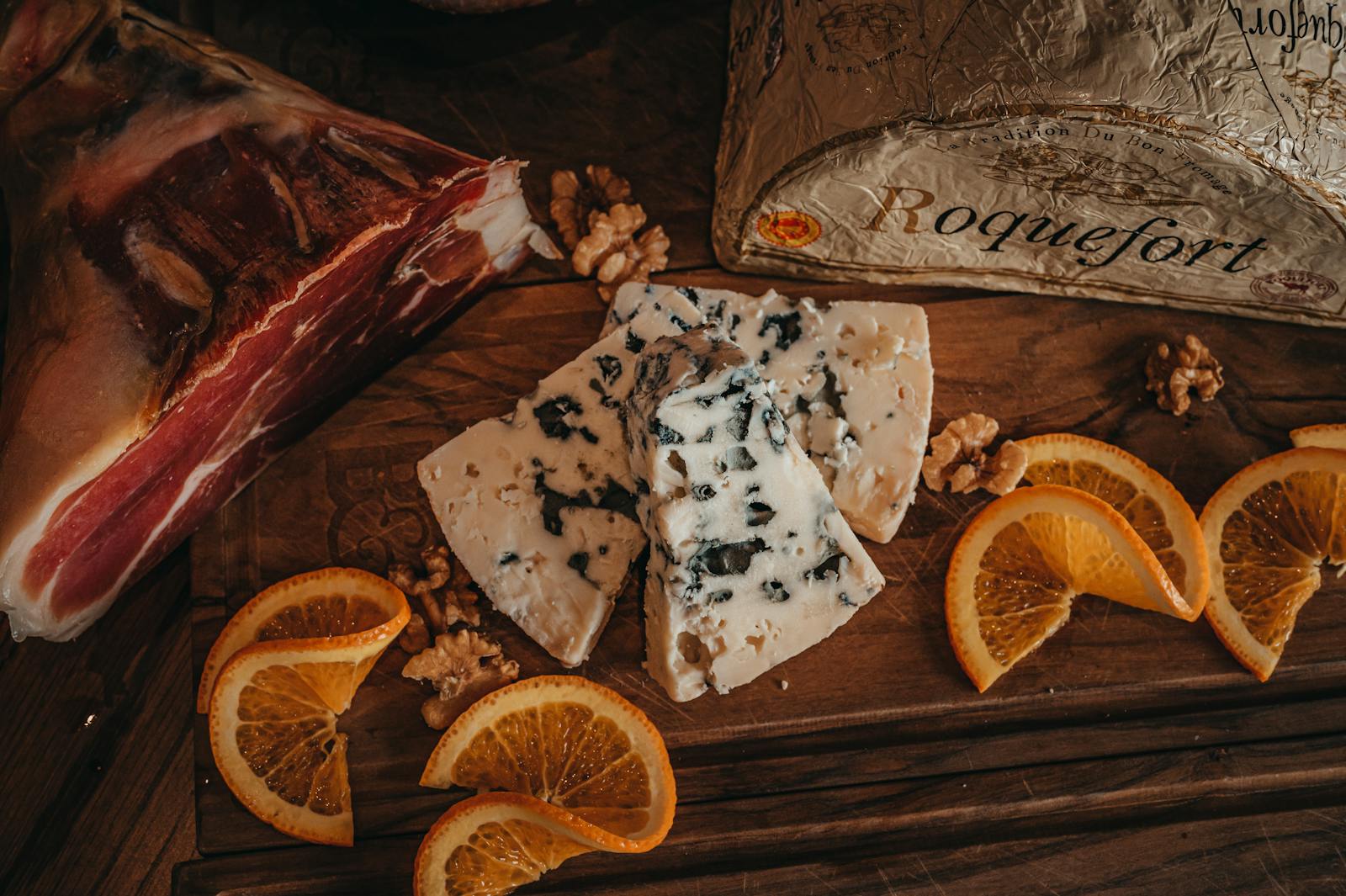 Roquefort Frans blauwschimmelkaas met walnoten en gedroogde sinaasappel