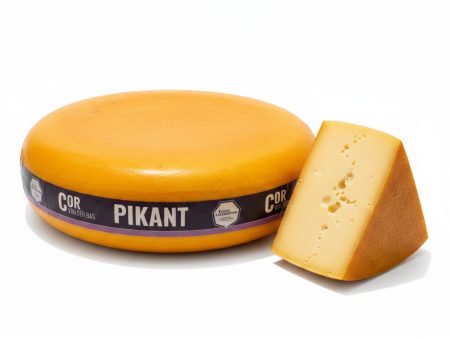 Boerenkaas Pikant van Cor van der Bas, heel wiel met uitgesneden stuk