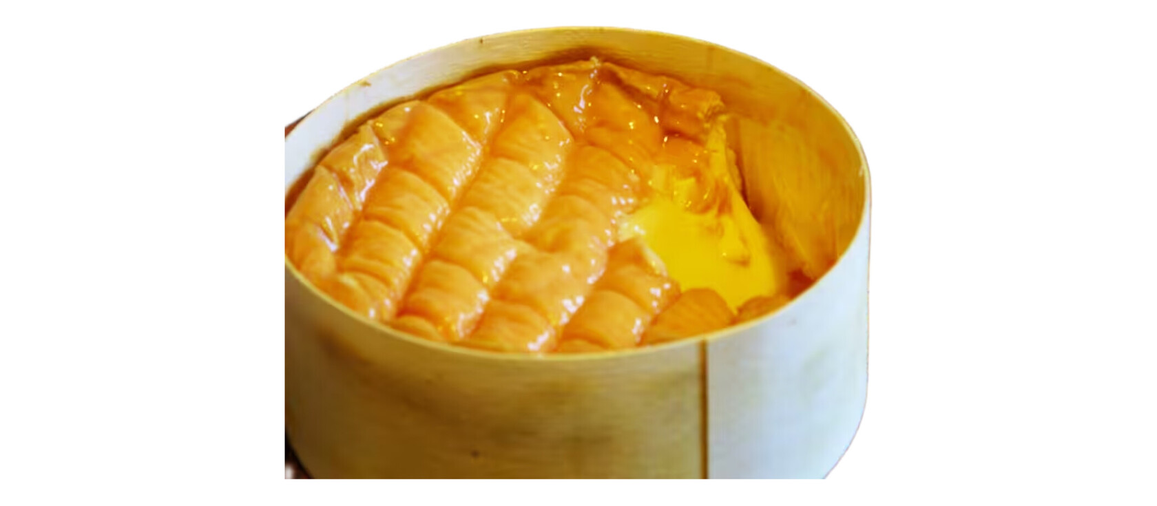 Epoisses kaas op witte achtergrond