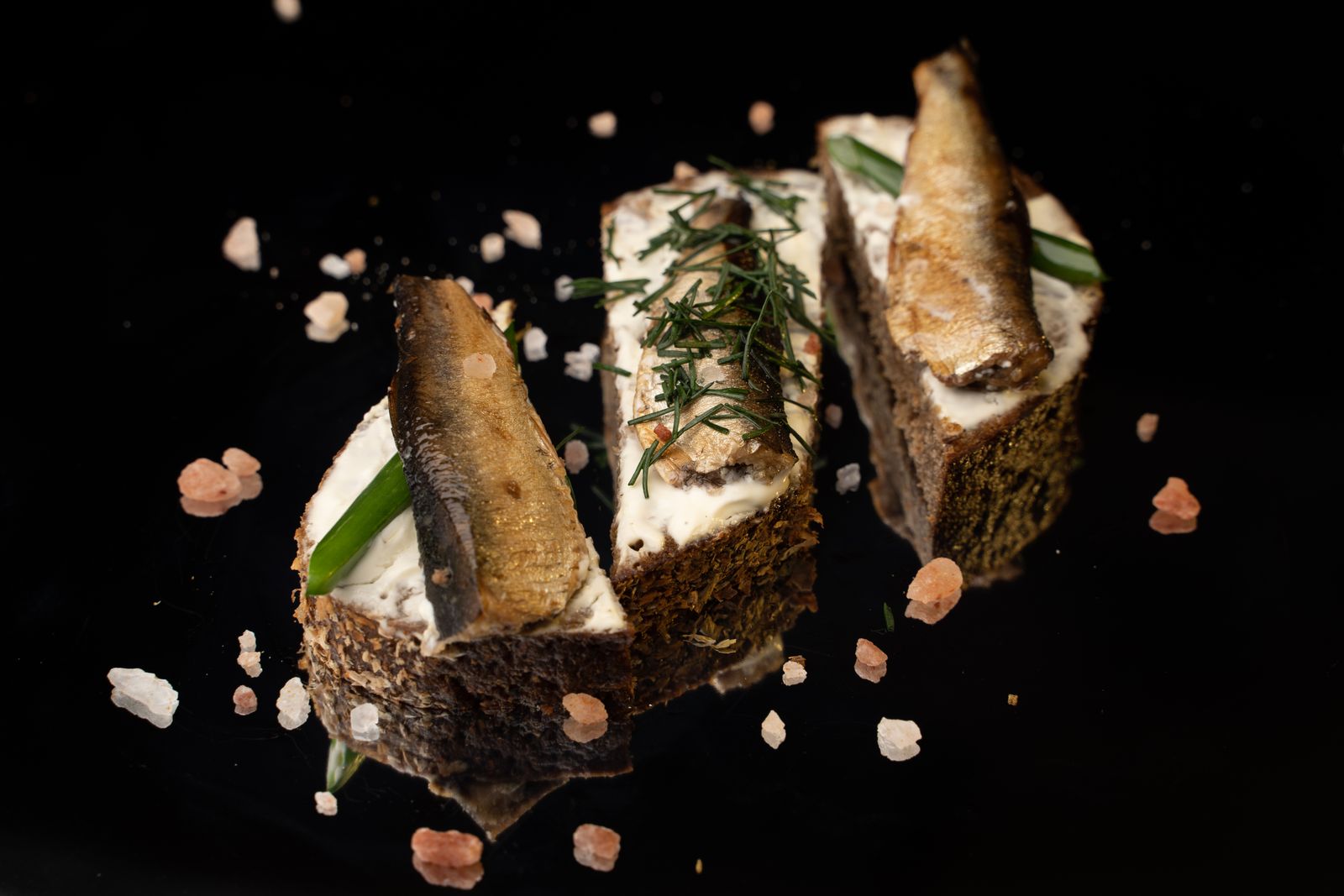 Plak kaas op roggebrood met kruiden, klassieke serveertip voor komijnekaas
