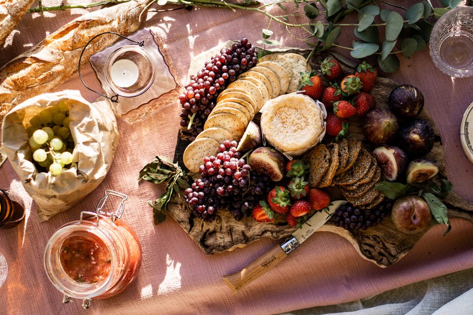 Borrelplank met jonge kaas, druiven, vijgen en aardbeien
