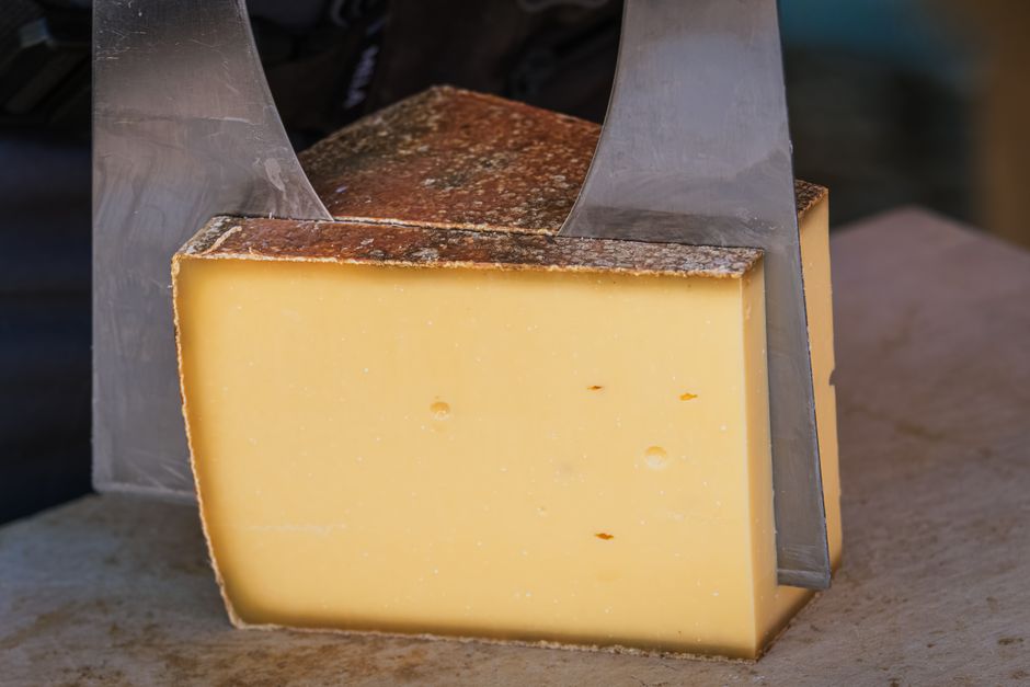 Doorsnede van gerijpte rauwmelkse boerenkaas met kleine smaakkristallen