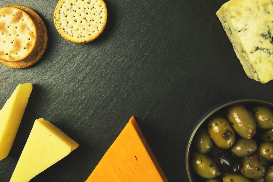 Kaasplank met blauwaderkaas, crackers, noten en vijgen klaar om bij een glas port te serveren
