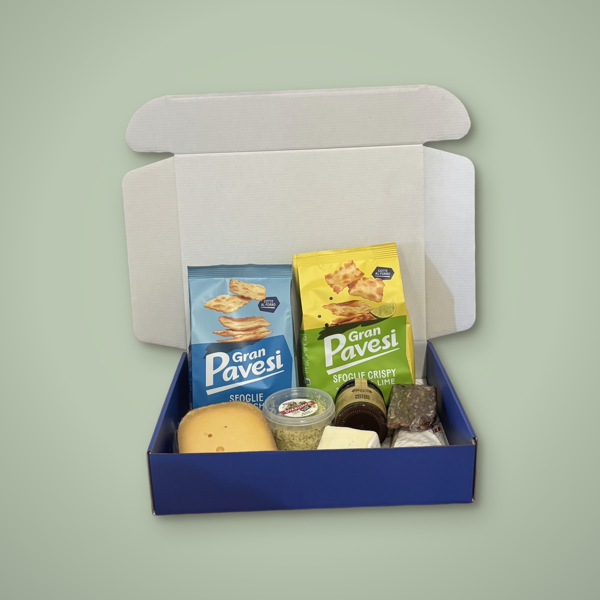 Borrelplank XL van Cheese in a Box: open doos met Gran Pavesi crackers, kaas, Dokkumer Dip, mosterd en brie